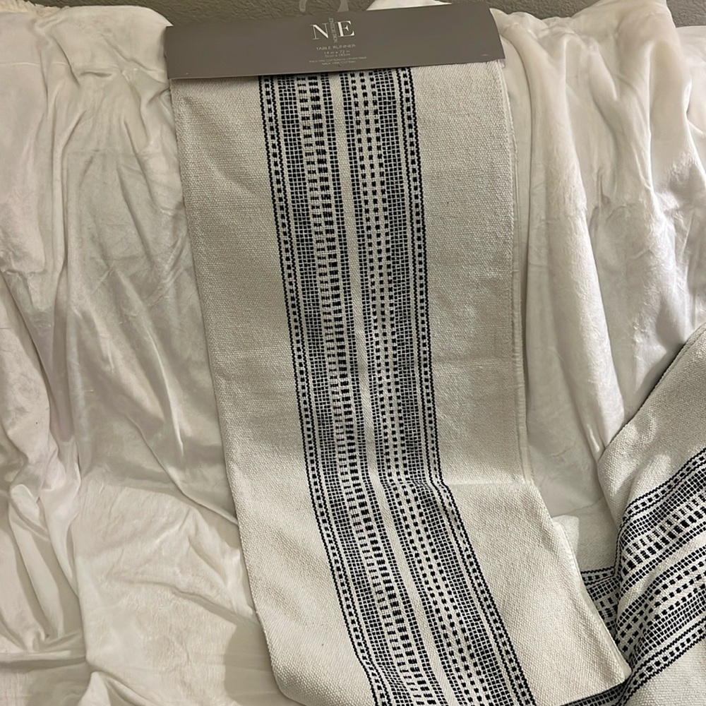 Table runner with matching placemats
